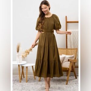 NWT the Langford dress is a tiered midi dress w/side cut & button detail…
